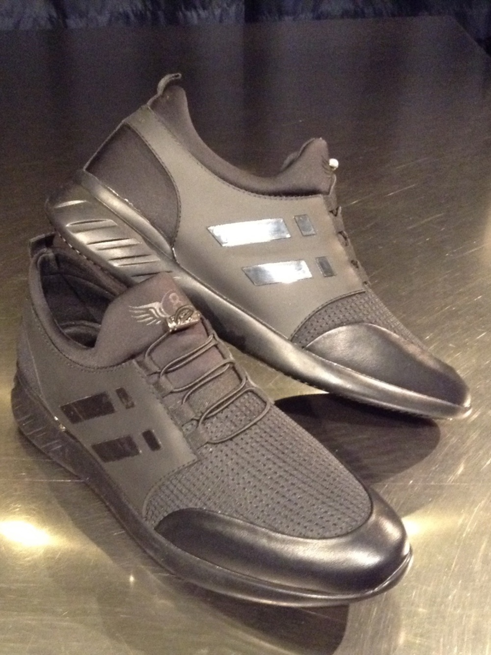 VT Kix Air Glide Men's Size 12 Dress Sneakers Sleek Athletic Shoes Hands Free